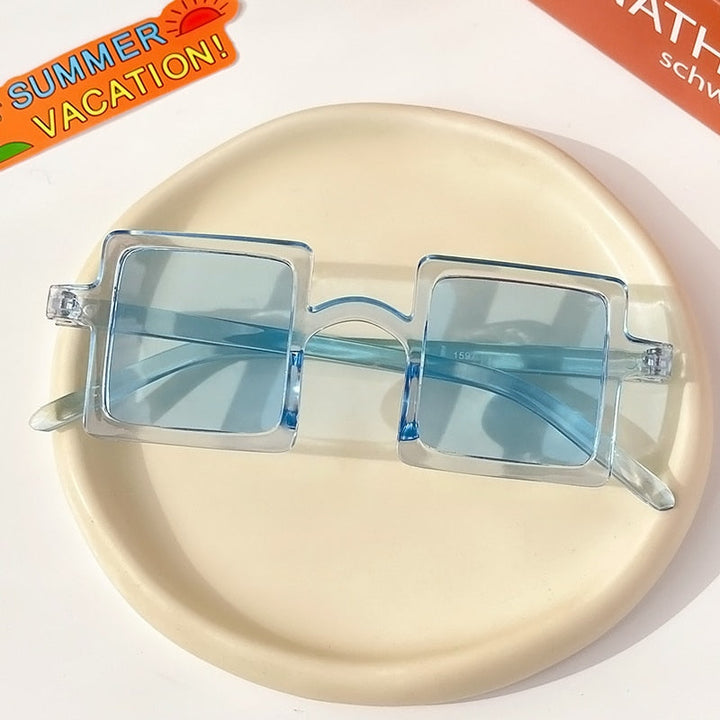 Protect young eyes with these stylish geometric girls' sunglasses, designed for comfort and fashion.