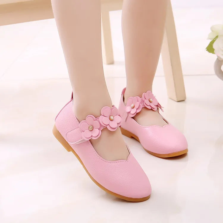 Buckle strap princess white leather sandals for girls, offering both style and comfort.