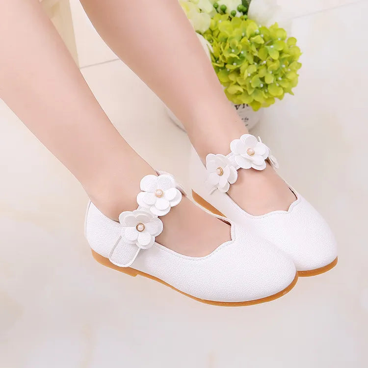 Girls white PU leather sandals, princess design with a durable buckle for everyday elegance.