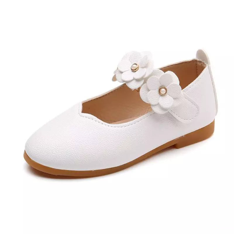 Elegant girls princess sandals in white leather, featuring a comfortable buckle strap for kids.