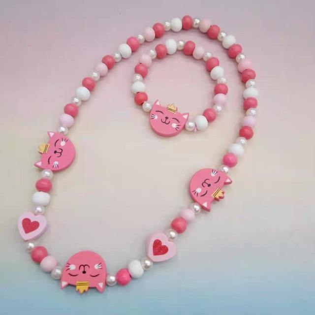 Detailed view of a girls' wooden charm bracelet from the animal-themed jewelry set.