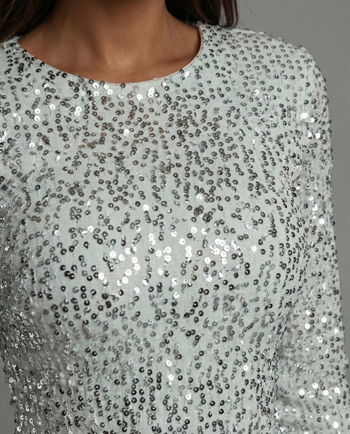 Elegant women's open-back mini dress featuring sparkling fabric and a bodycon fit. A dazzling choice for parties.