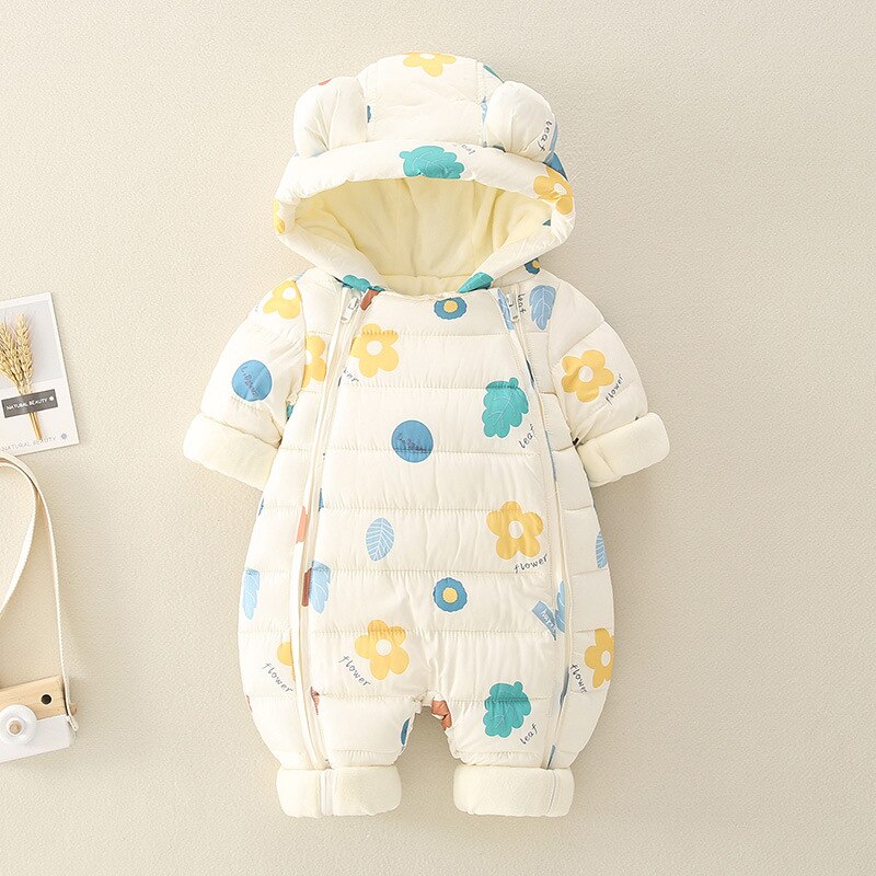 Newborn baby clothes: giraffe pattern hooded tracksuit, soft and cozy.