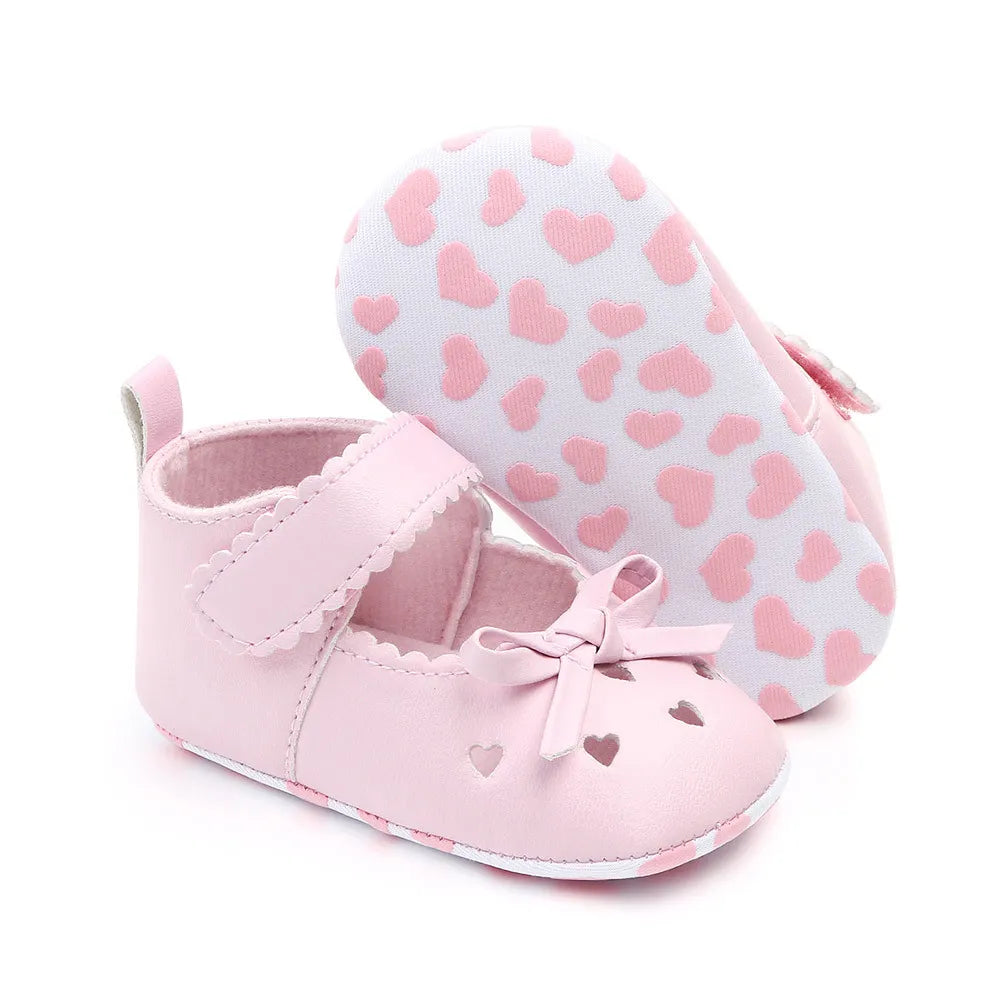 Cute bow decor on a princess-style soft sole shoe for infant girls