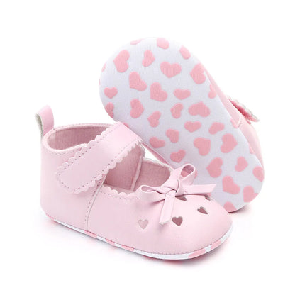 Cute bow decor on a princess-style soft sole shoe for infant girls