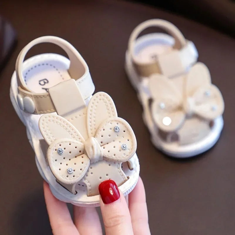 Fashionable infant girls' summer sandals with cute bow motif and secure strap