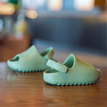 Waterproof adjustable kids sandals in yellow, for summer adventures, with quick-dry material.