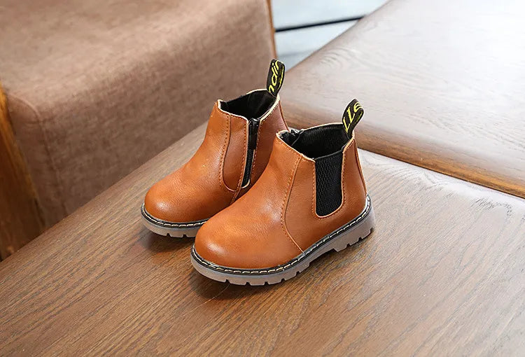 Kids' durable fashion boots, black with secure zipper, perfect for snowy days and everyday outings