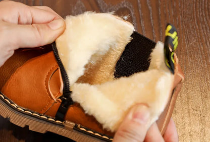 Kids' durable black winter boots, with robust zipper, designed for everyday warmth and snow play