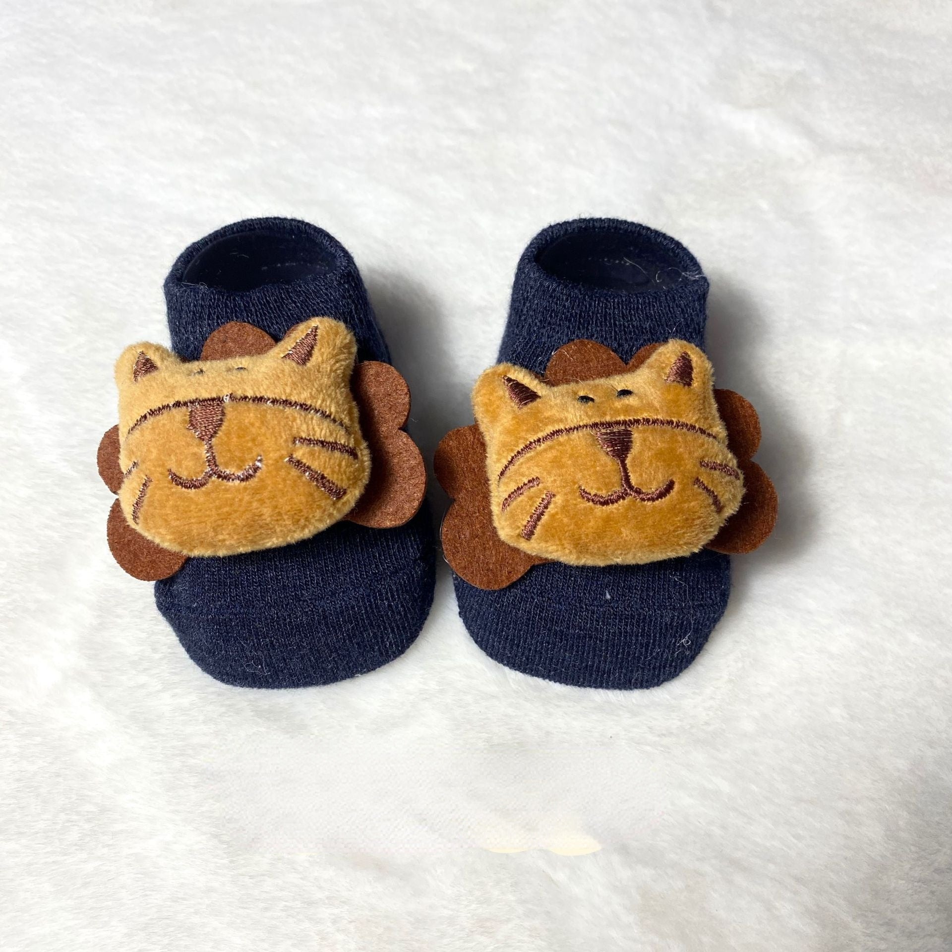 Children's apparel: a pair of anti-slip cartoon bear doll socks, soft and durable