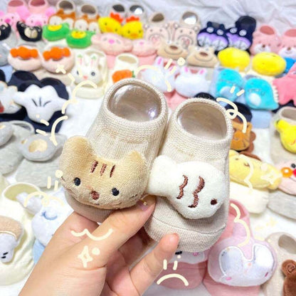 Soft cotton kids socks adorned with various cartoon animal dolls, warm and cozy