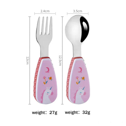 Ergonomic handle of a cartoon giraffe spoon designed for baby's self-feeding and comfort