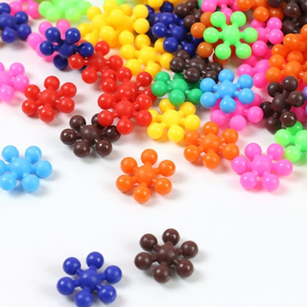 Plastic snowflake interlocking construction toy blocks, perfect for young children's hands