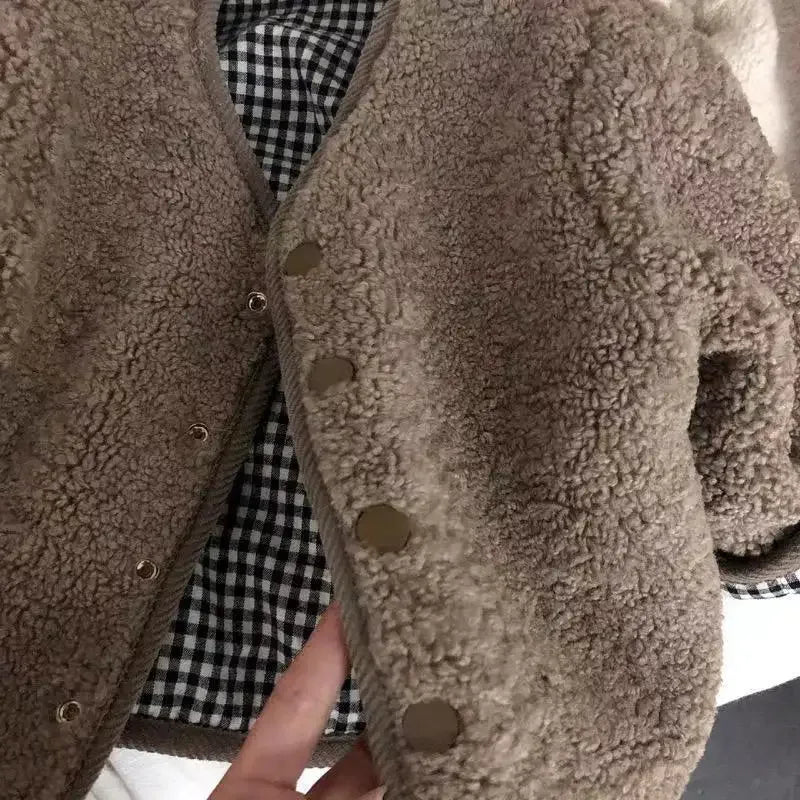 Soft and warm kids' plaid jacket, ideal for cold weather, unisex design