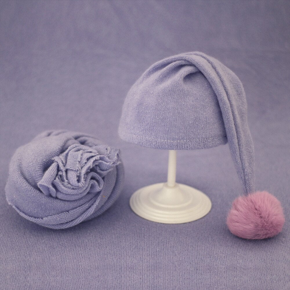 Complete baby photoshoot set: knitted swaddle wrap and fur pom-pom hat.
