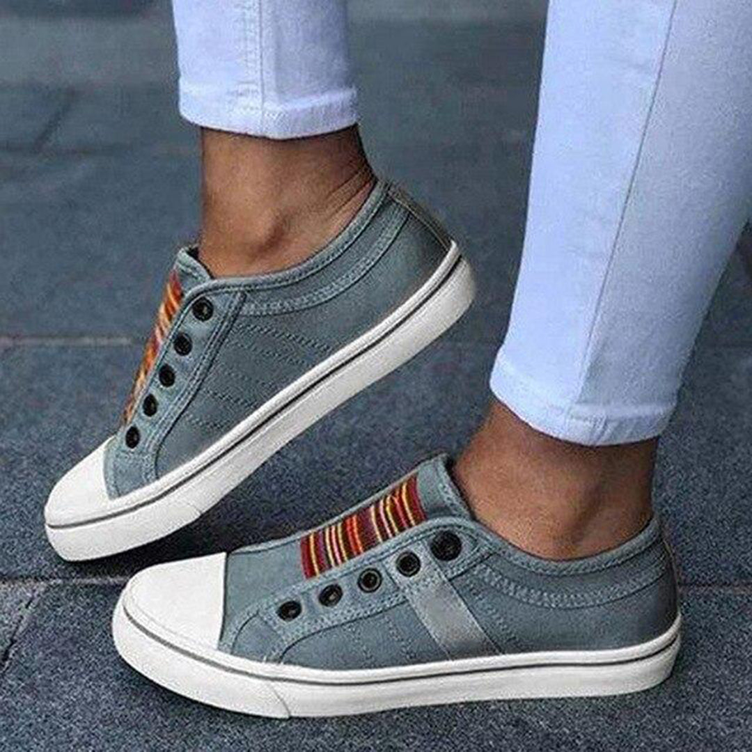 Lightweight women's casual sneakers, ideal for comfortable daily wear & walking. Versatile lace-up footwear.
