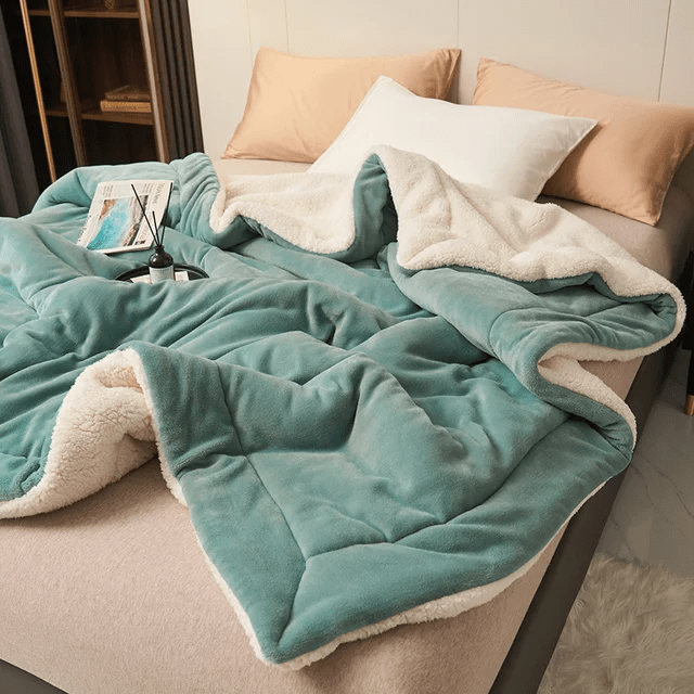 Plush fleece blanket, incredibly soft & cozy, ideal as a warm throw for bed or living room.