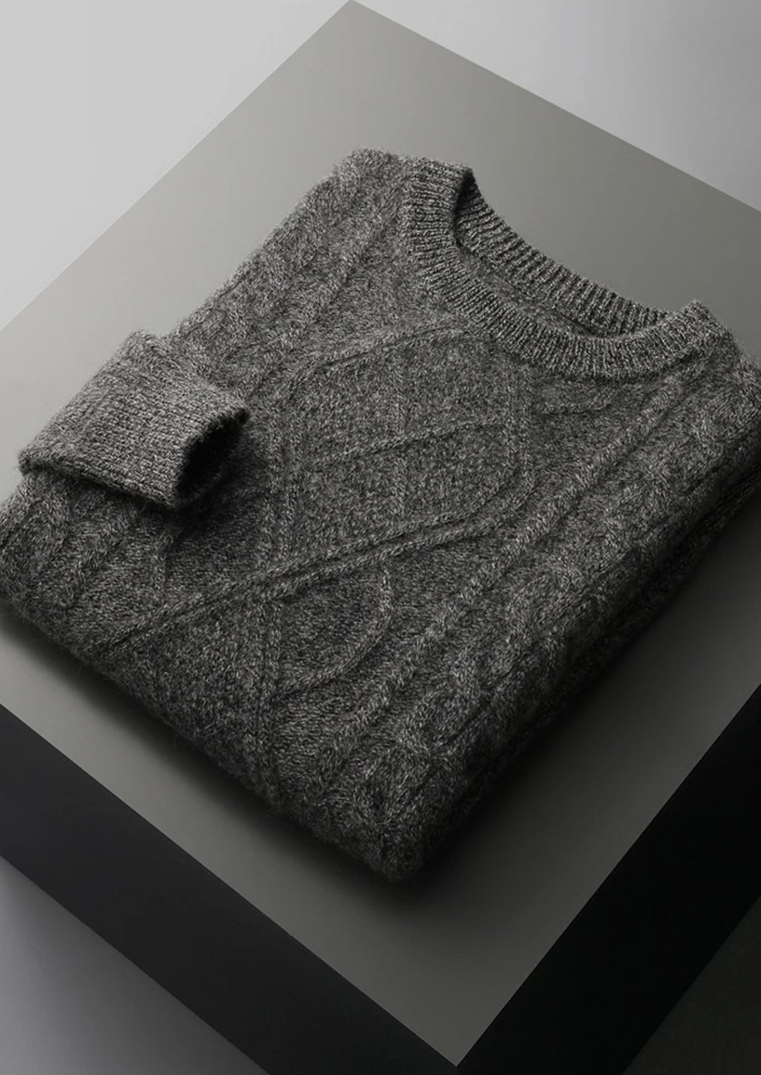 Soft men's cable knit crew neck sweater, perfect for achieving a classic and warm winter look.