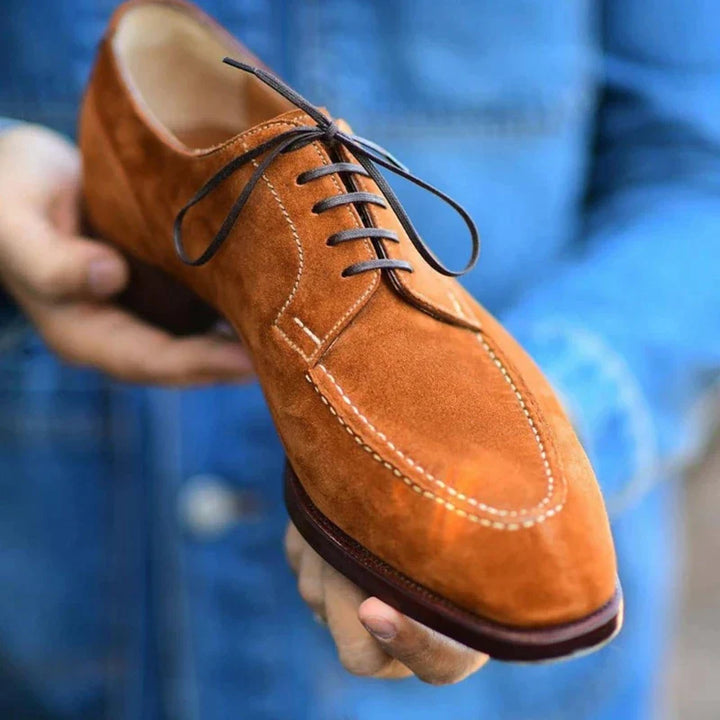 Elegant men's classic Oxford dress shoes in premium leather, designed for comfort & durability in formal settings.