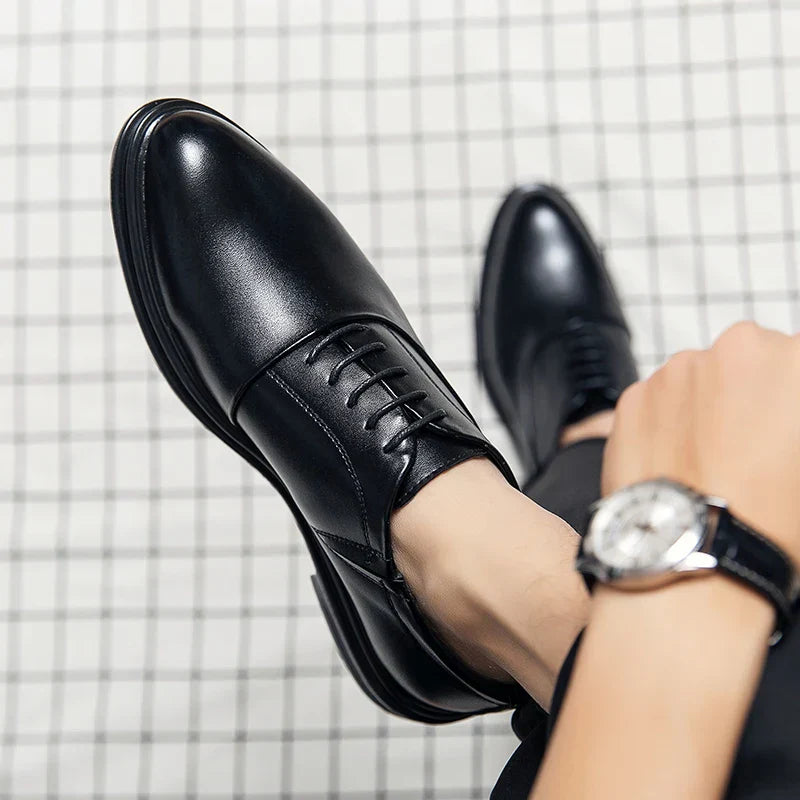 Timeless men's dress shoes, black formal footwear in a classic oxford style, ideal for work and special occasions.