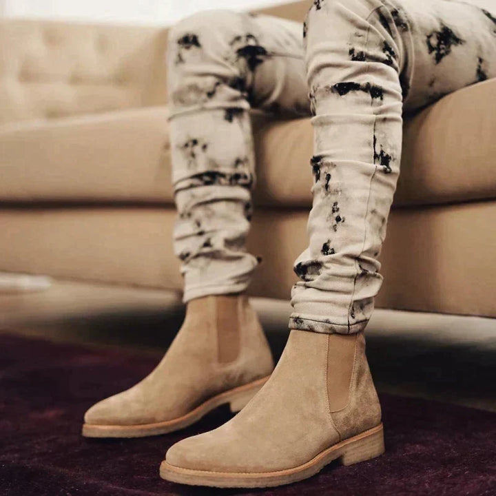 Classic men's ankle boots: slip-on Chelsea style, perfect for everyday comfort and versatility.