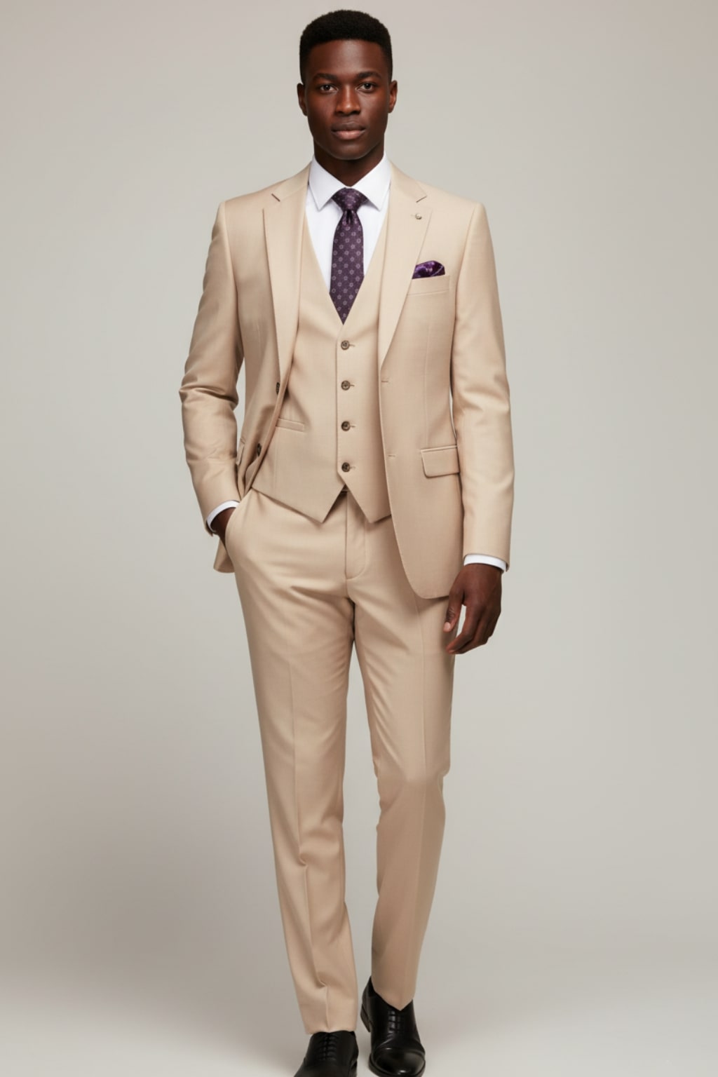 Elegant men's three-piece suit in a classic style, ideal formal wear for weddings, galas & business attire. Tailored fit.
