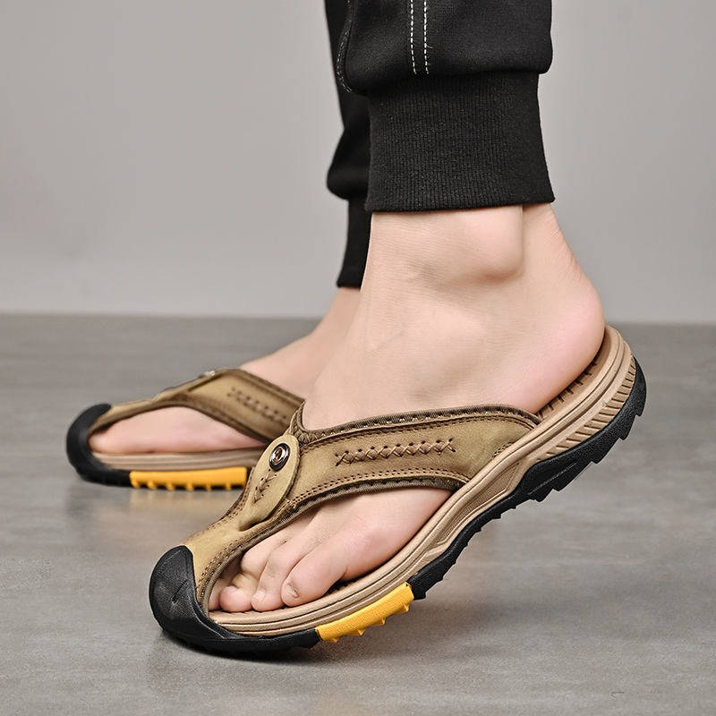 Casual yet active men's closed toe sandals, water resistant, non-slip, ideal for summer and outdoor fun.
