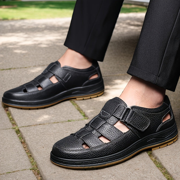 Comfortable men's closed-toe outdoor sandals with adjustable strap, ideal for summer adventures.