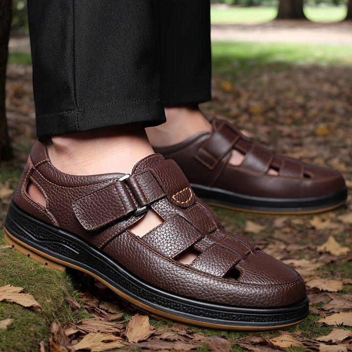 Profile view: Men's summer closed-toe sandals, breathable design, great for outdoor casual and beach wear.