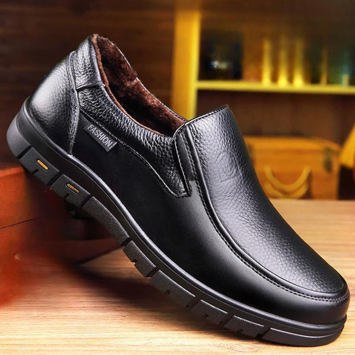Comfortable men's slip-on loafers in a versatile brown, perfect for everyday casual fashion.