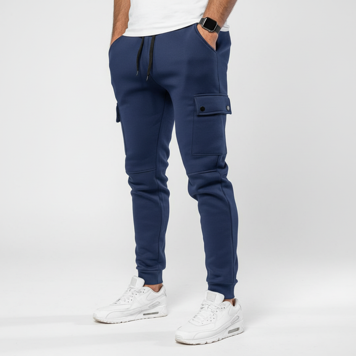 Contemporary men's cropped joggers featuring a pocket, blending athletic style with casual comfort.