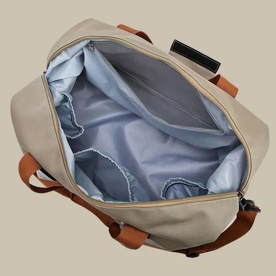 Robust men's duffle sports bag with an integrated shoe compartment. Versatile for gym, travel, and weekend use.