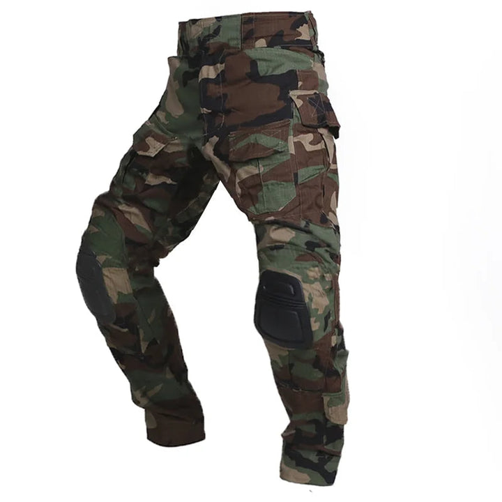 Versatile men's cargo trousers, designed for utility and comfort, with essential knee protection.