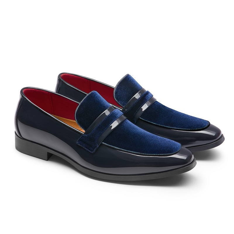 Fashionable men's glossy black formal loafers, versatile dress shoes for evening wear and special occasions.