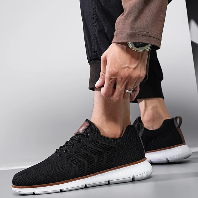 Cushioned sole of Men's Lightweight Stride sneakers, providing superior comfort for walking & running.