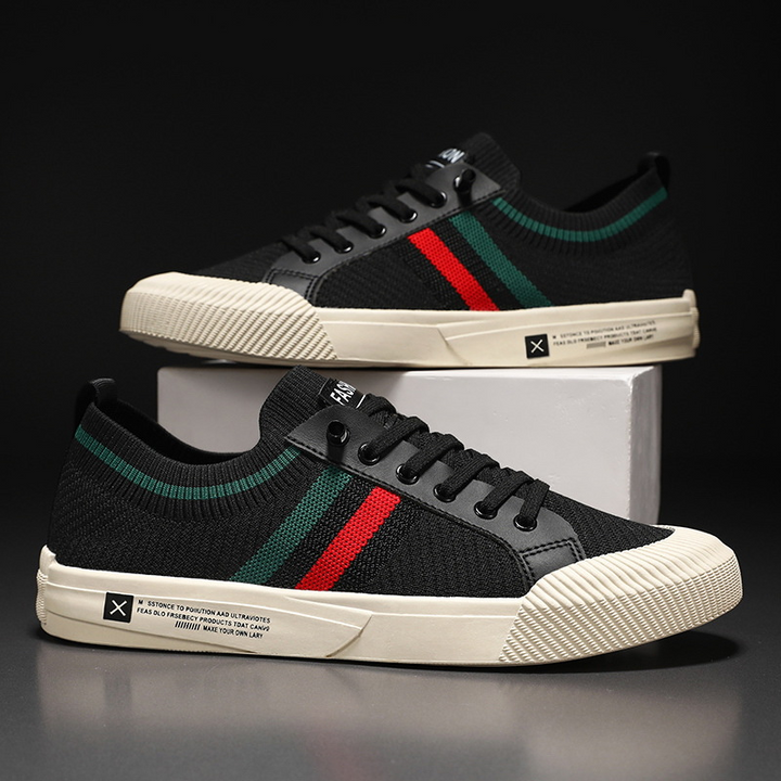 Lightweight men's sneakers, breathable and comfortable lace-up design for versatile daily wear.