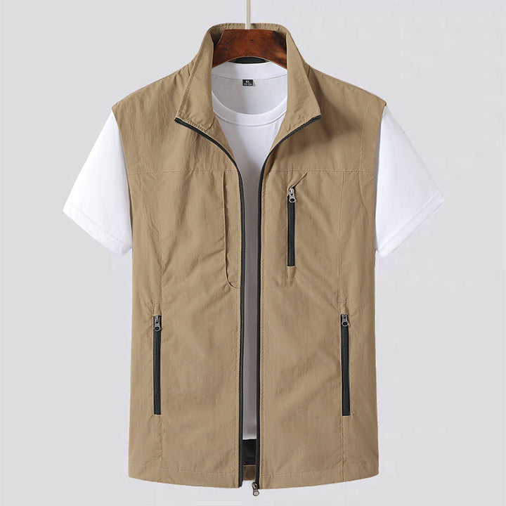 Lightweight men's utility vest, perfect for summer. Features multiple pockets, zip-up closure, and sleeveless design.