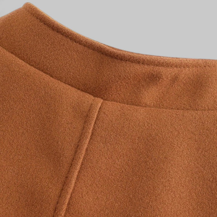 Versatile men's minimalist button coat, ideal for smart casual wear or elegant autumn fashion.