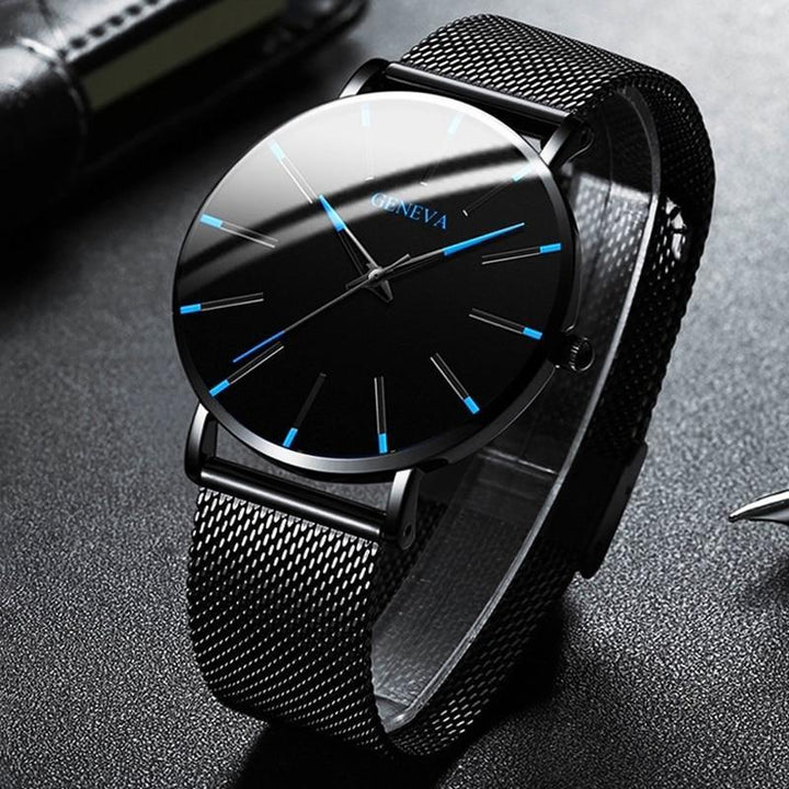 Stylish men's analog watch, a minimalist design with sophisticated blue details for a timeless and elegant look.