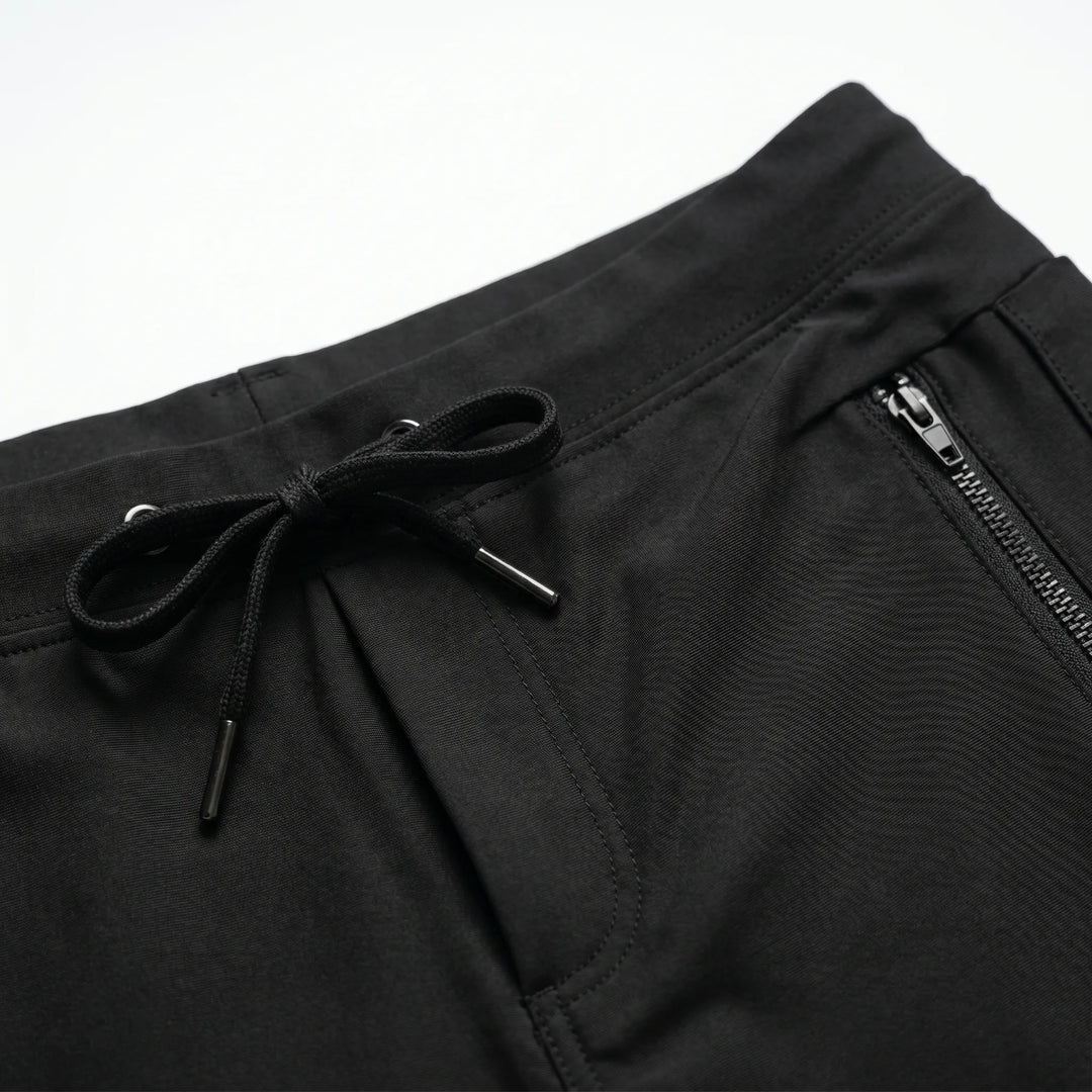 Comfortable men's swimwear: short swim trunks with quick-dry fabric, zippered pocket, ideal for active wear.