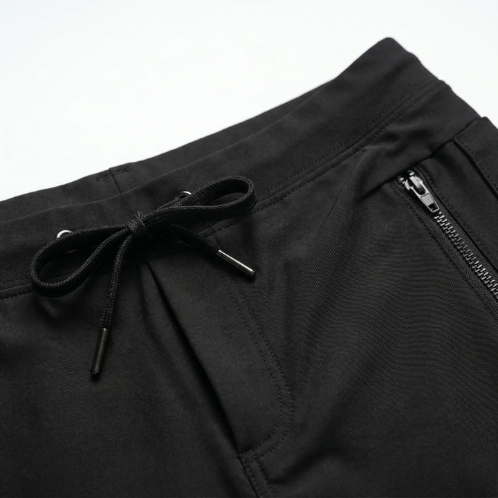 Comfortable men's swimwear: short swim trunks with quick-dry fabric, zippered pocket, ideal for active wear.