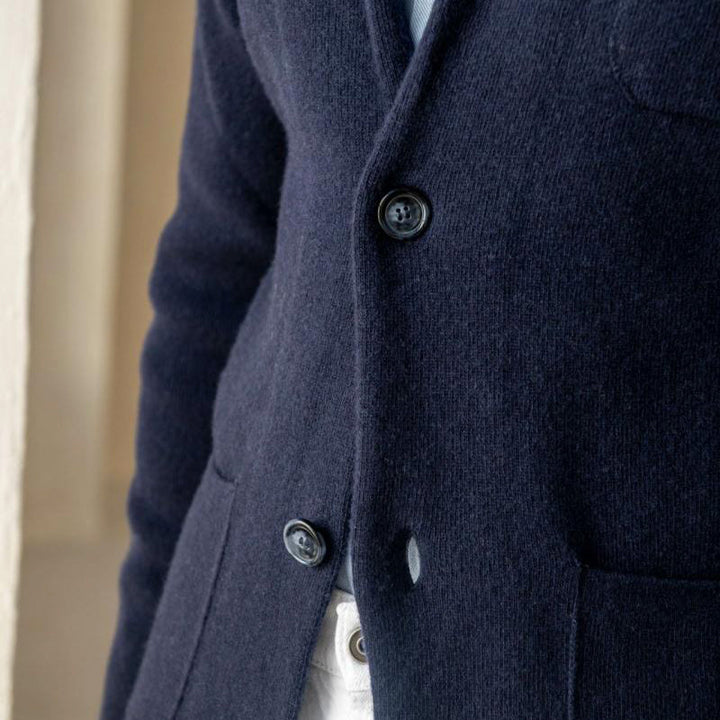 Lightweight men's travel blazer, offering effortless comfort and smart style for any occasion.