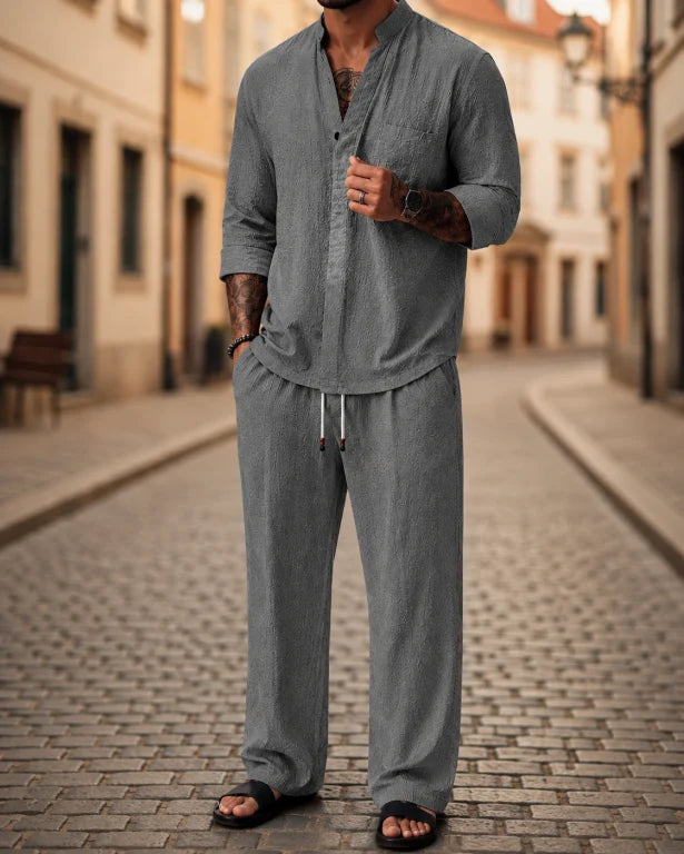 Casual men's summer 2-piece outfit: relaxed shirt & comfy drawstring pants set. Ideal for travel.
