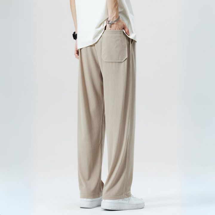 Comfortable men's pleated pants with elastic waist. Relaxed fit ideal for everyday smart casual fashion.