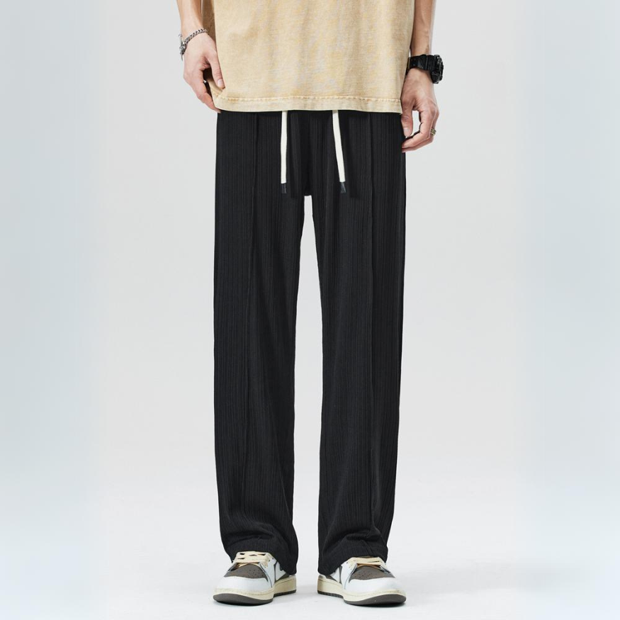Men's pleated bottoms in a relaxed fit. Versatile casual pants with elastic waist for ultimate comfort.