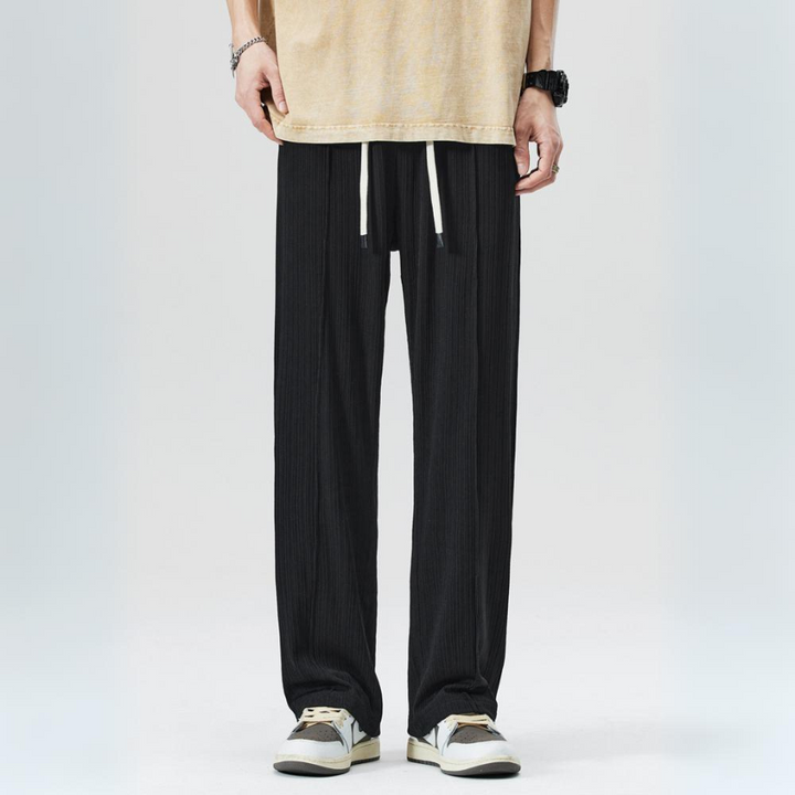Men's pleated bottoms in a relaxed fit. Versatile casual pants with elastic waist for ultimate comfort.
