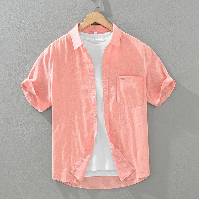 Effortless style: Men's short sleeve button-up shirt in a relaxed fit. Ideal for warm weather.