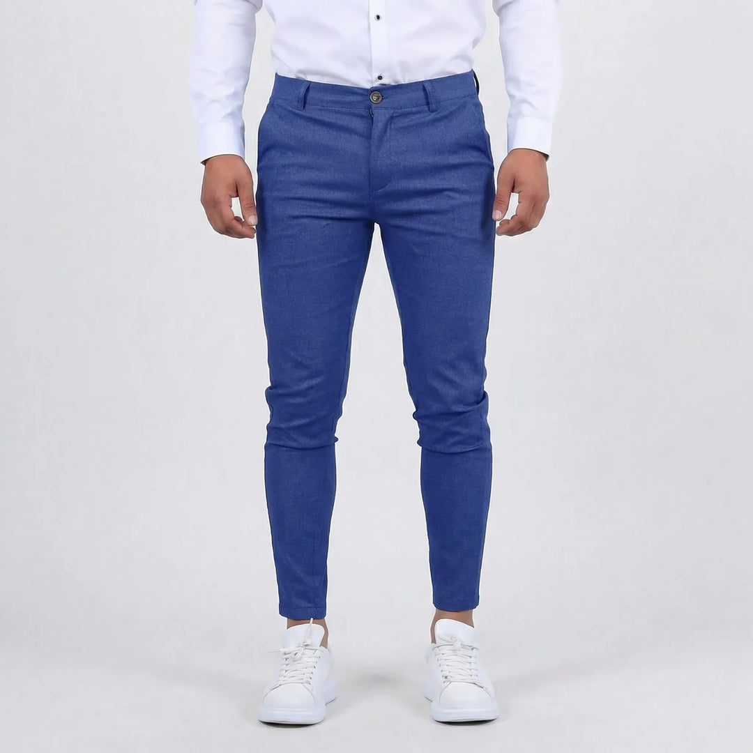 Detail of the waistband and pockets on men's slim fit chino pants, highlighting quality and design.