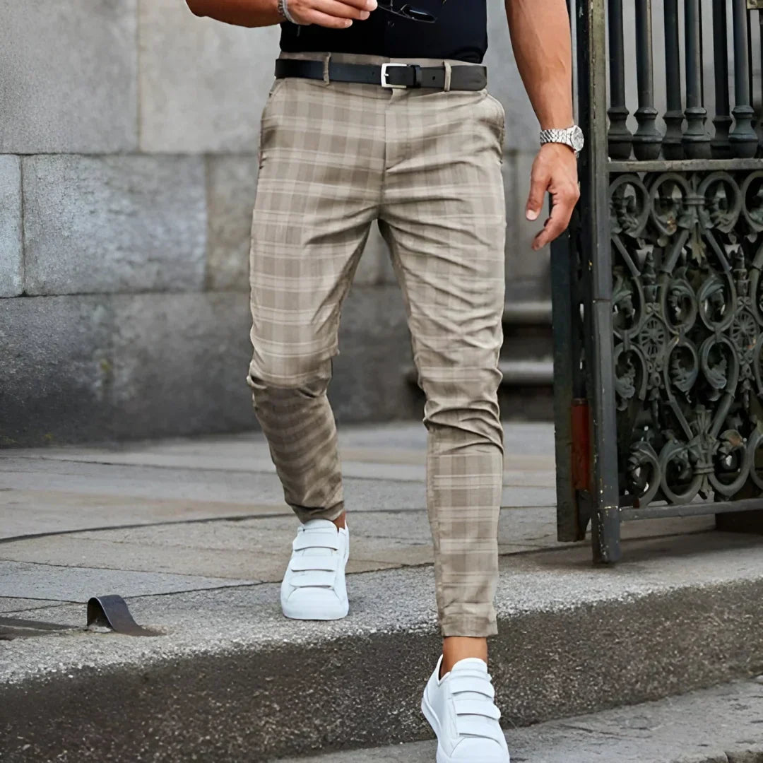 Men's slim fit checked cropped pants, great for a smart casual or office aesthetic. Ankle length.
