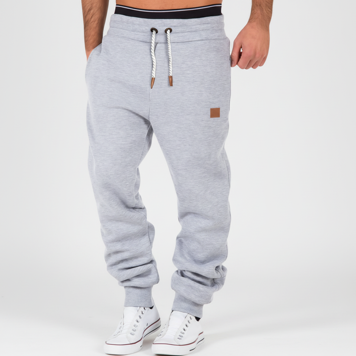 High-quality men's slim-fit joggers, designed for maximum comfort and flexibility during workouts or leisure.